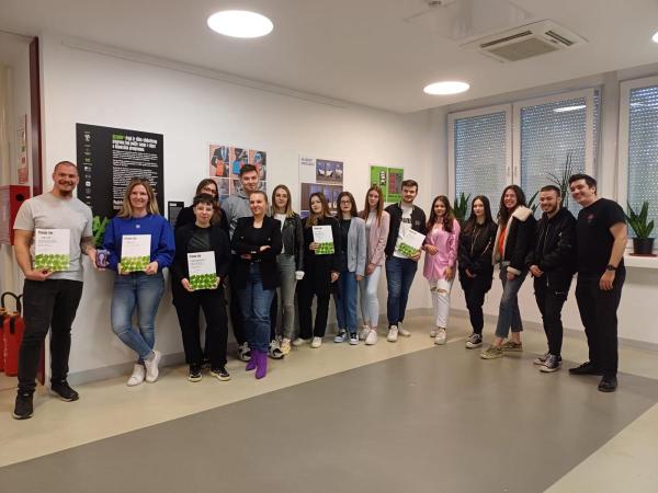 Povodom obilježavanja Dana planeta Zemlje, u Koprivnici je otvorena izložba radova i progla&scaron;en je pobjednik kampanje terrapija 2.0. Žiri je najboljim proglasio tim PRV1&ordm; koji je osmislio rje&scaron;enje za smanjivanje bacanja hrane - KULER.