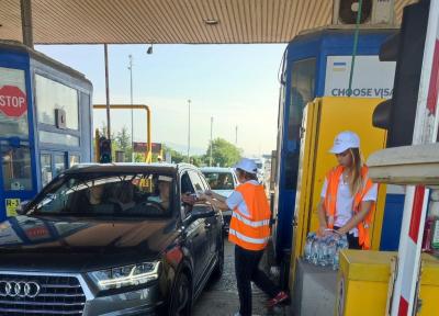 Akcija dijeljenja vode na Lučkom