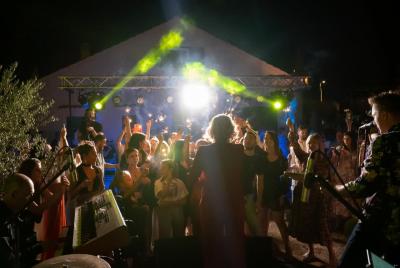 Koncert u tvom domu: Pogledajte kakav je show Vanna napravila u dvori&scaron;tu obožavateljice