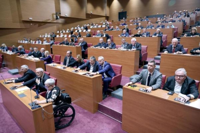 Vladajući uoči glasanja o poračunu prihvatili nekoliko oporbenih zahtjeva, nagađa se o novim "žetončićima"